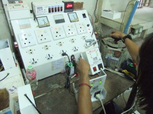 図７　電圧安定器の電圧調整試験